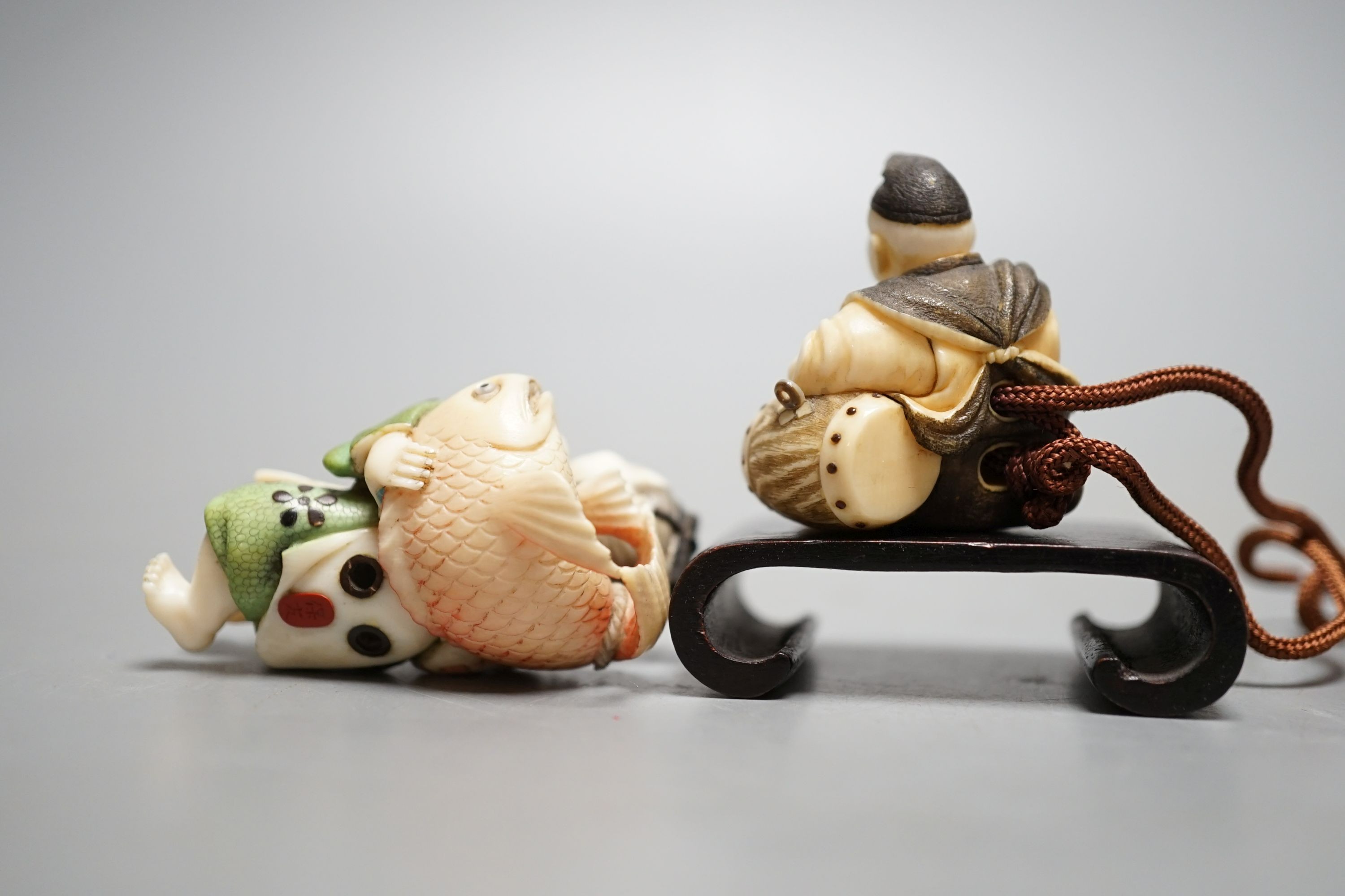 Two Japanese stained ivory netsuke of Ebisu and a seated drummer with drum ojime, Taisho/early Showa period, signed